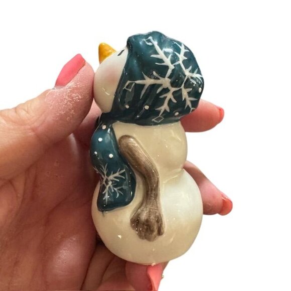 Ceramic Snowman Couple Salt & Pepper Shaker Set With Festive Details - Picture 11 of 16